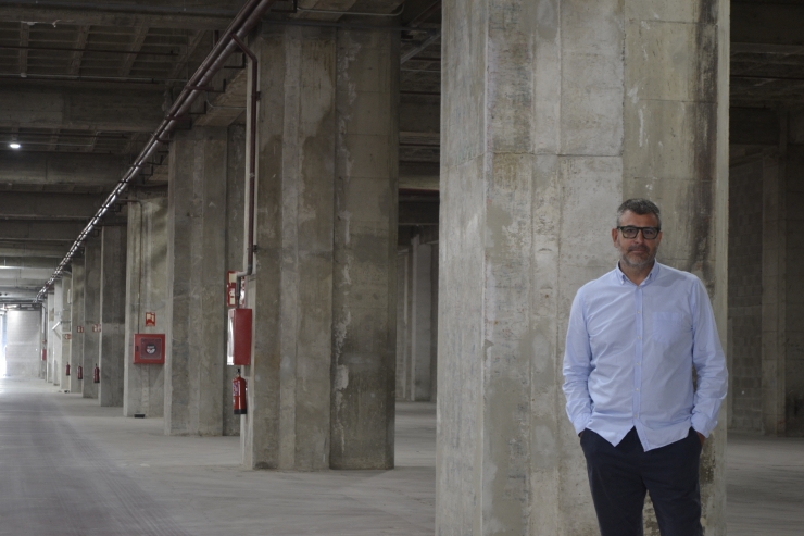 Edgar Martínez en una de les noves plantes subterrànies d'Epizen destinada a aparcaments.